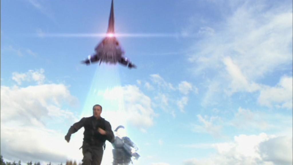 Cadman und McKay werden in einen Wraith-Jäger gebeamt.