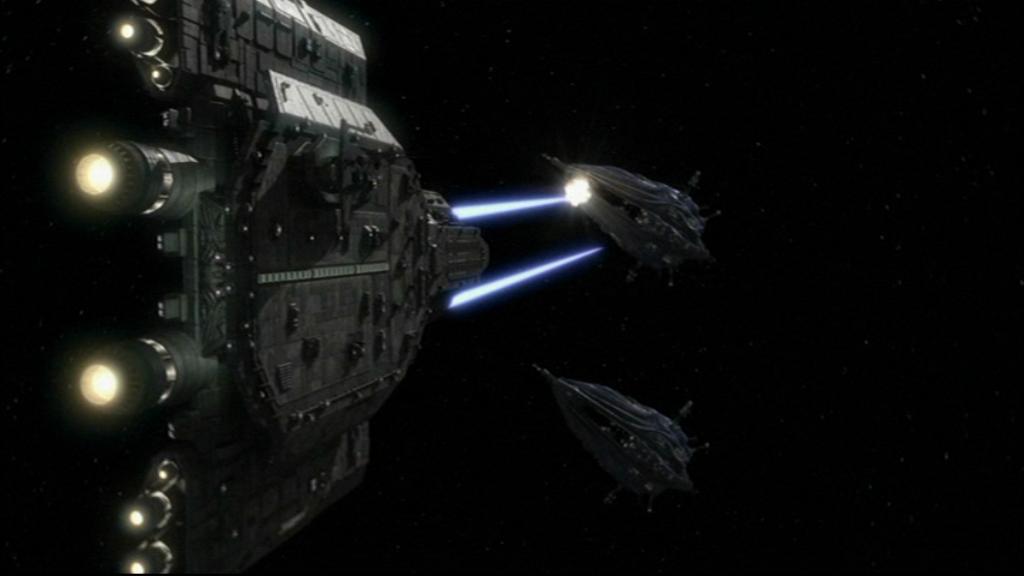 Die Phönix feuert auf ein Wraith-Basisschiff.