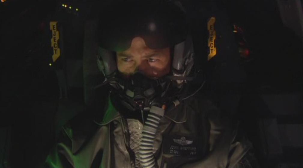 Sheppard leitet einen F-302er-Angriff auf die Hyperantriebe der Basisschiffe.