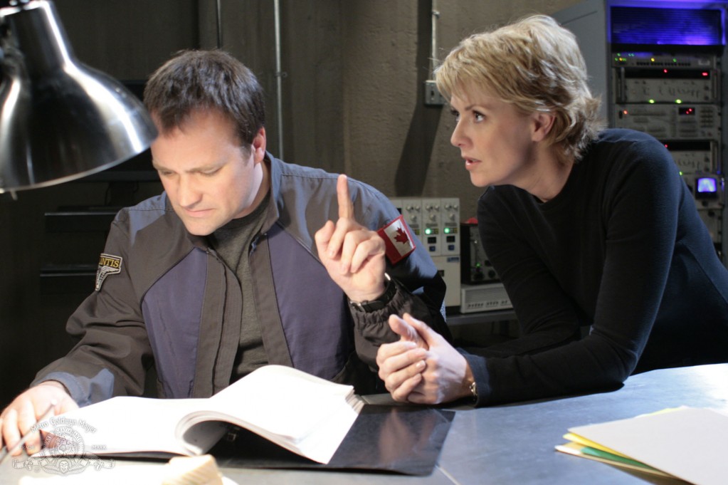 McKay liest sich im Stargate-Center die Theorie seiner Schwester durch.