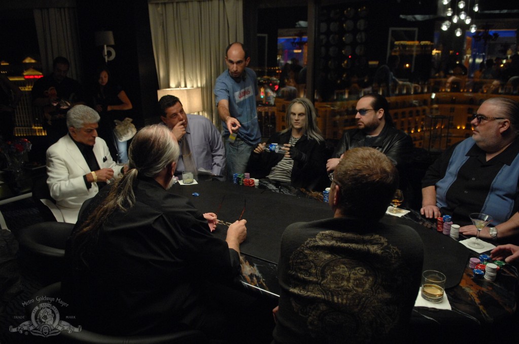 Die Pokerrunde kriegt Anweisungen.
