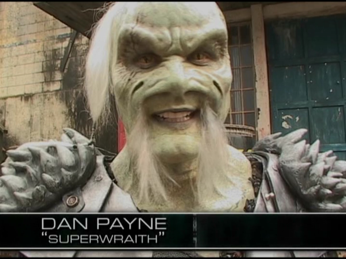 Dan Payne mit aufgesetzter Prothese und abgeschlossenem Make-up beim Dreh vor Ort