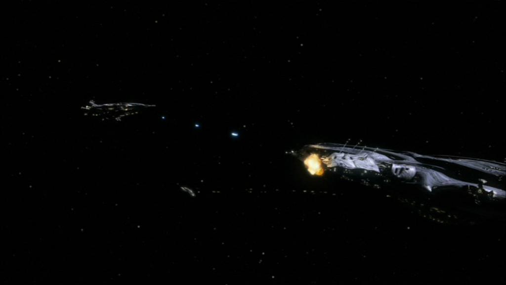 Die Daedalus und das verbündete Wraith-Basisschiff kämpfen gegen das feindliche.