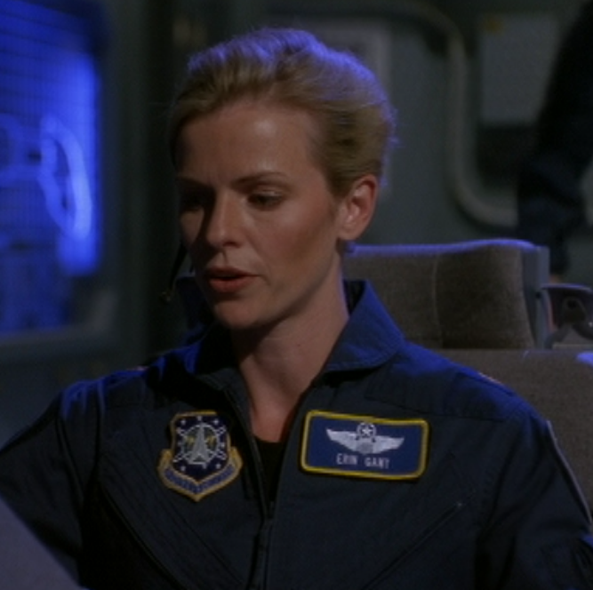 Major Gant arbeitet auf der Brücke der Prometheus.