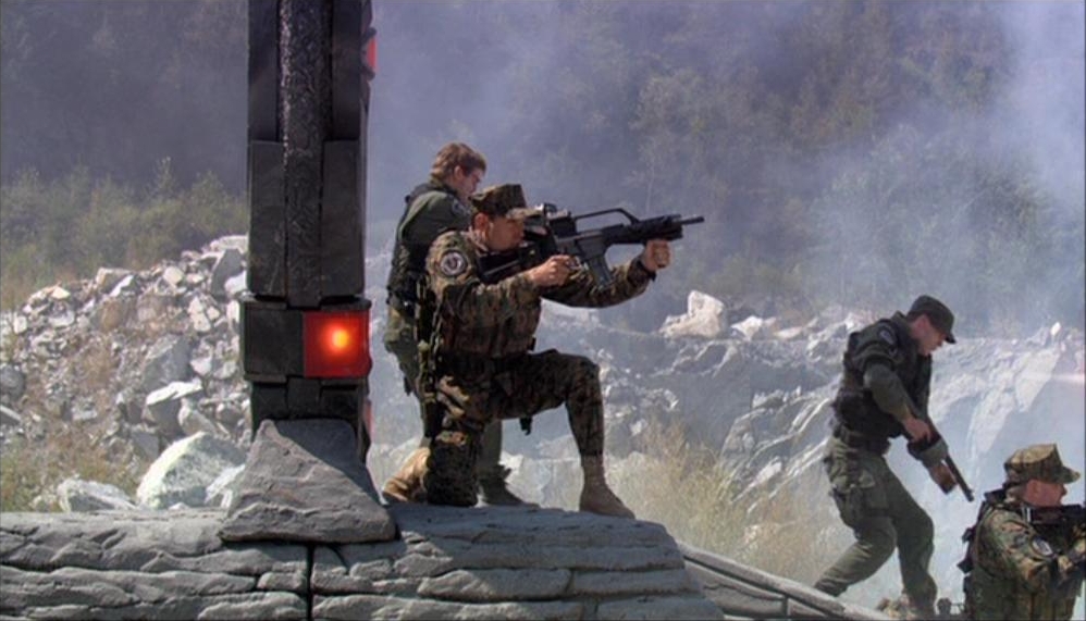 SG-1 und SG-3 kommen unter Beschuss durch das Stargate auf P2M-903.