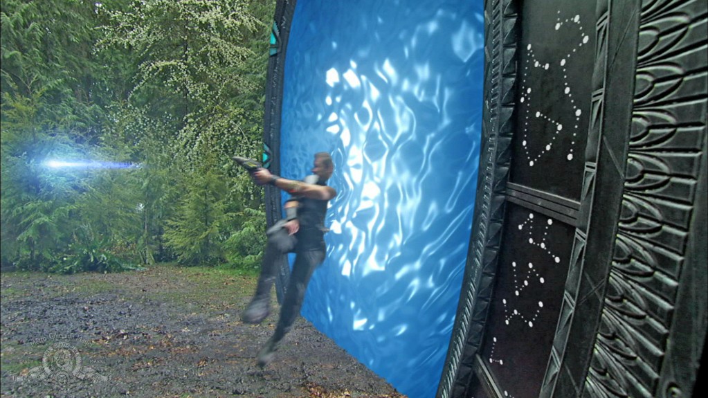 Kiryk muss schließlich durch das Stargate fliehen.