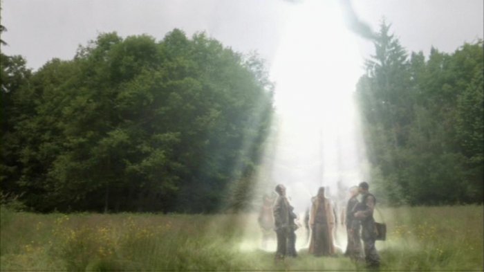 Sheppard sammelt Soldaten mit dem Wraith-Transporter ein.