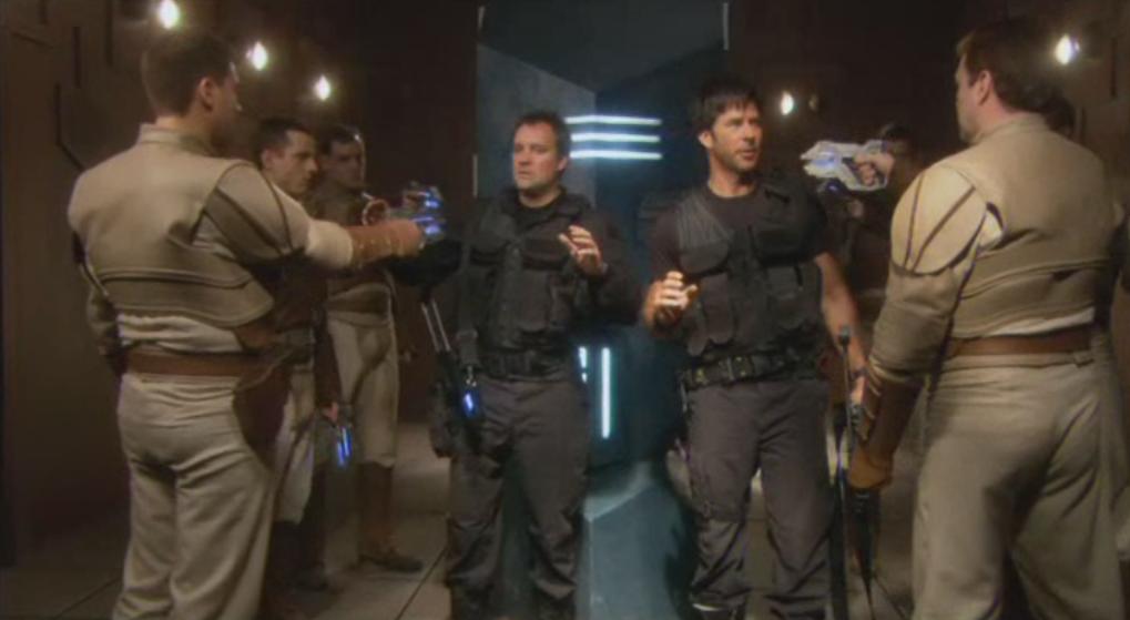 Mehrere Asuraner mit Handwaffen nehmen Sheppard und McKay gefangen.