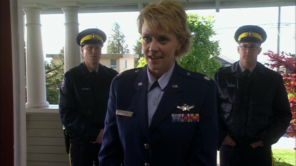 Lt. Col. Carter klärt Jeanie über die Bedeutung ihrer Entdeckung auf.
