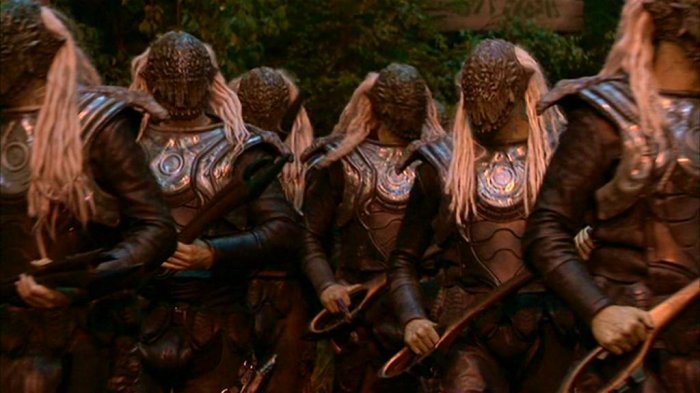 Zahlreiche Wraith-Soldaten betreten ein Dorf.