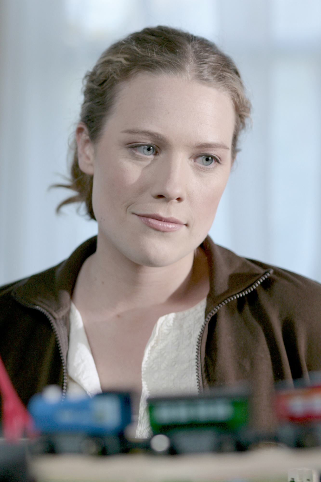 Kate Hewlett spielt Jeanie Miller, McKays Schwester.