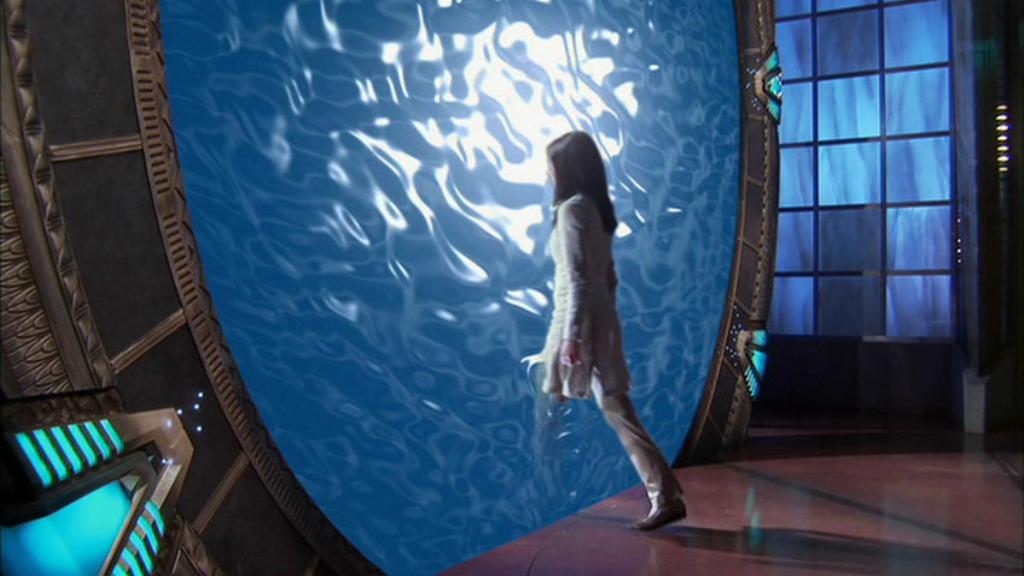 Elizabeth geht durchs Gate.