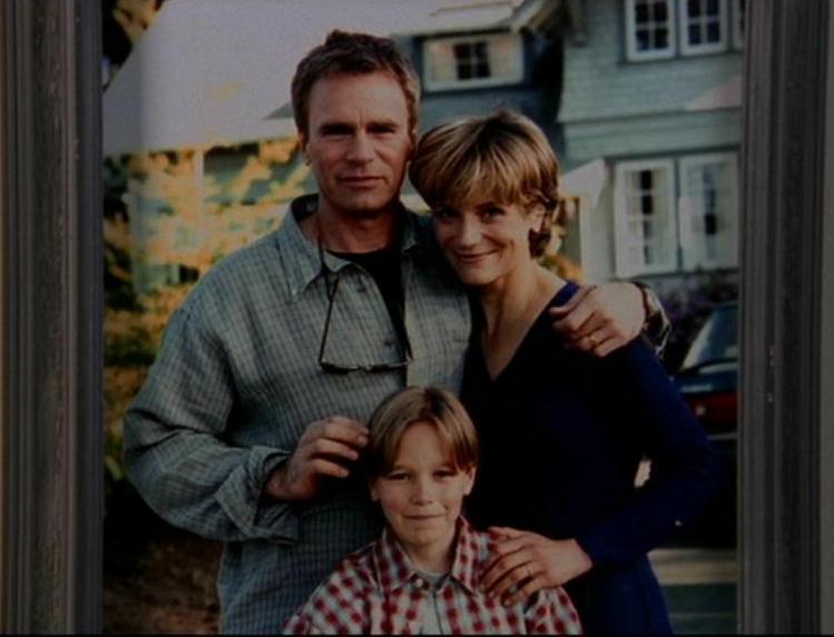 Bild von Jacks Familie, das in seinem Wohnzimmer hängt[31]