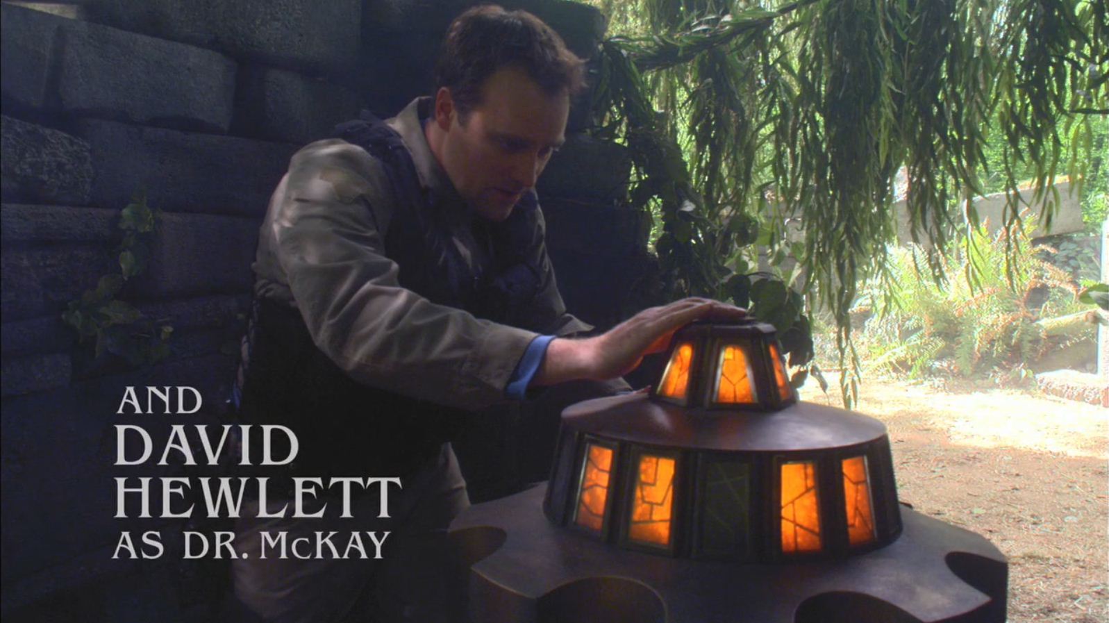 David Hewlett im Intro...