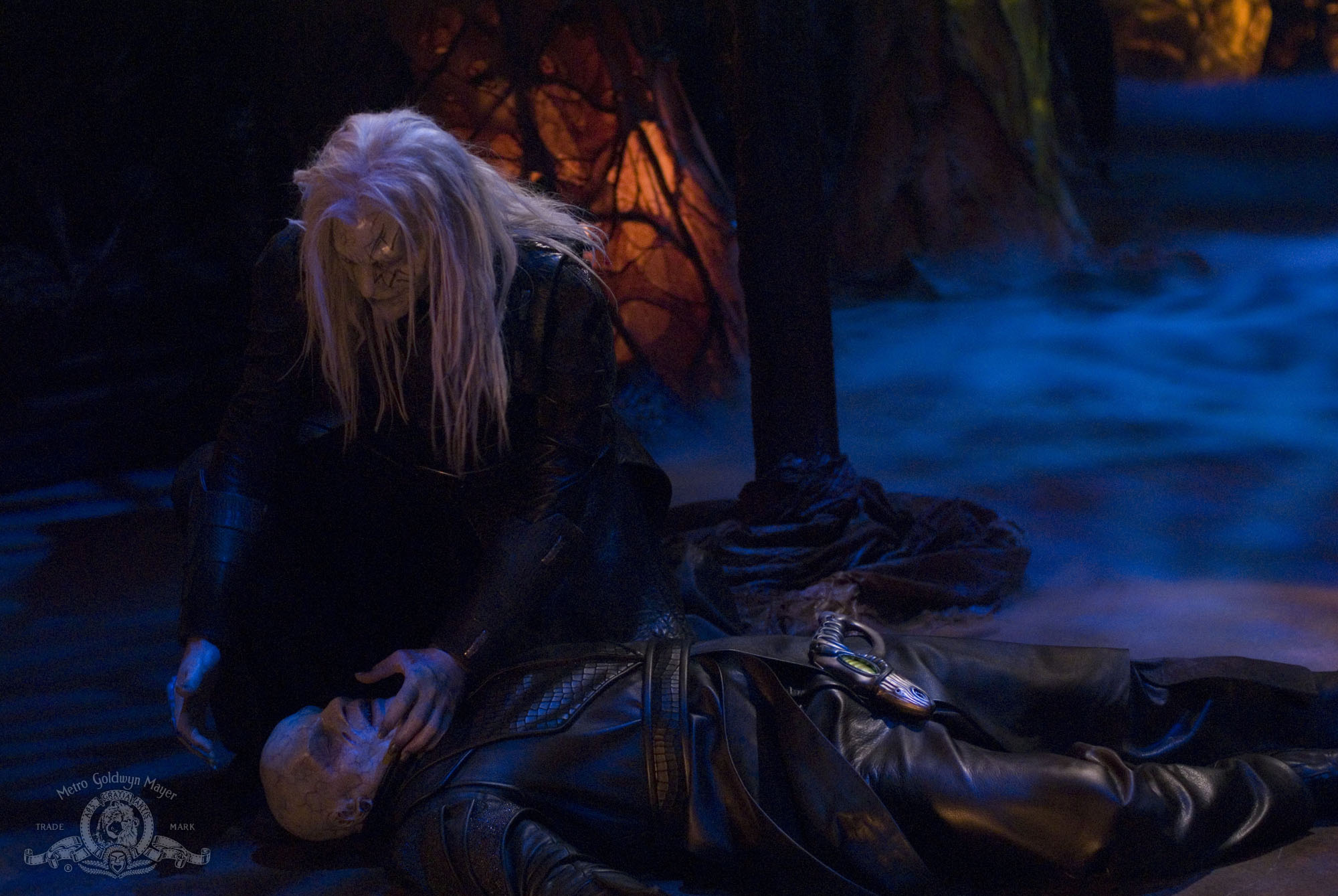 Todd tötet den Wraith-Kommandanten, indem er ihm das Genick bricht.