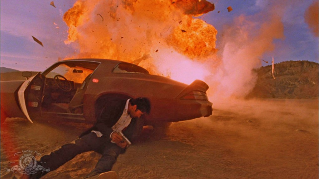 Die Explosion erreicht Sheppard fast.