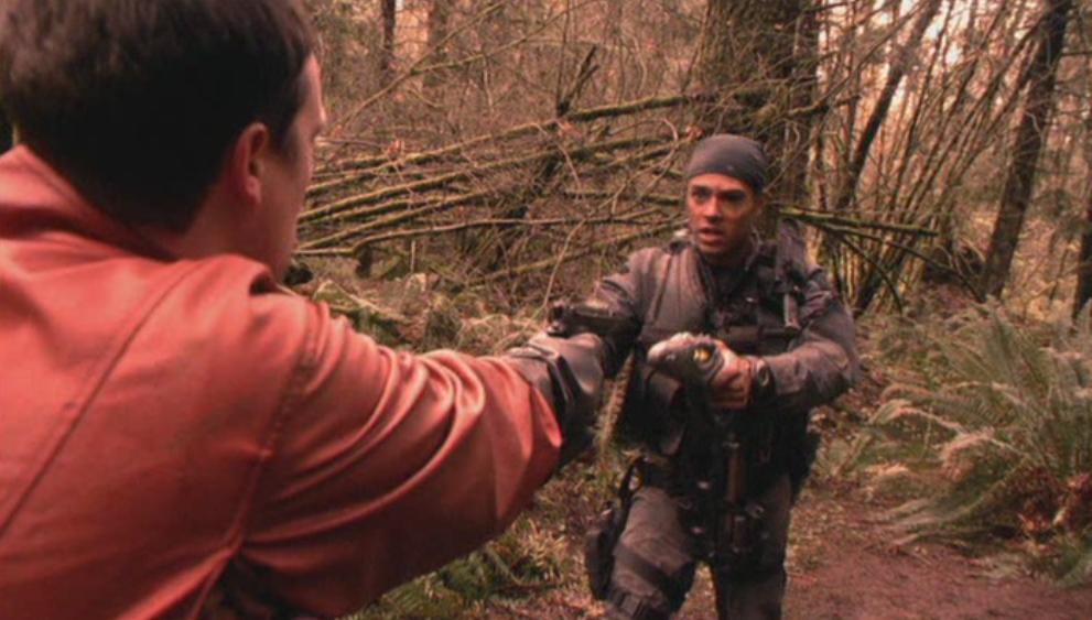 Rodney bedroht Ford mit der Waffe.