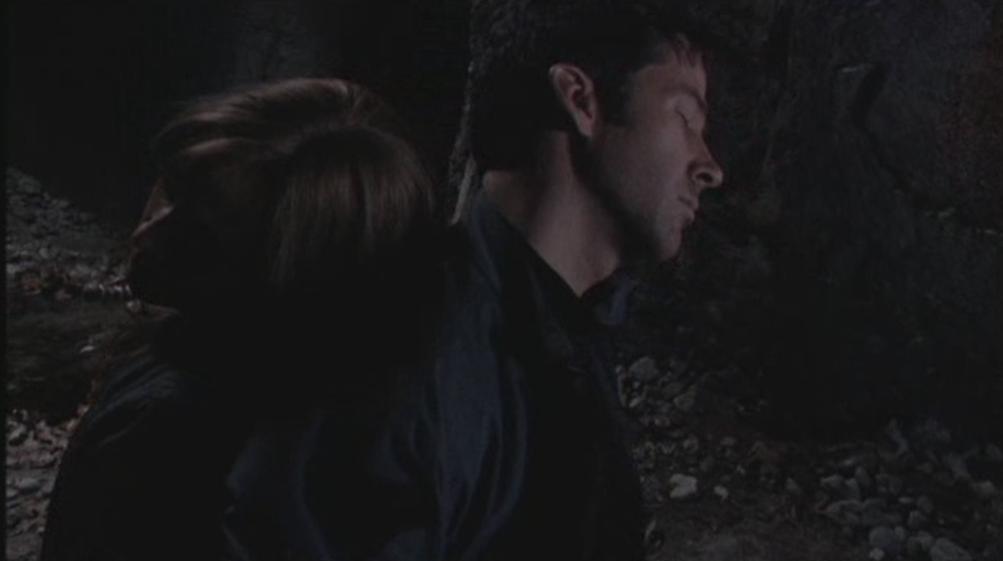 Sheppard und Teyla wurden von Ronon gefesselt.
