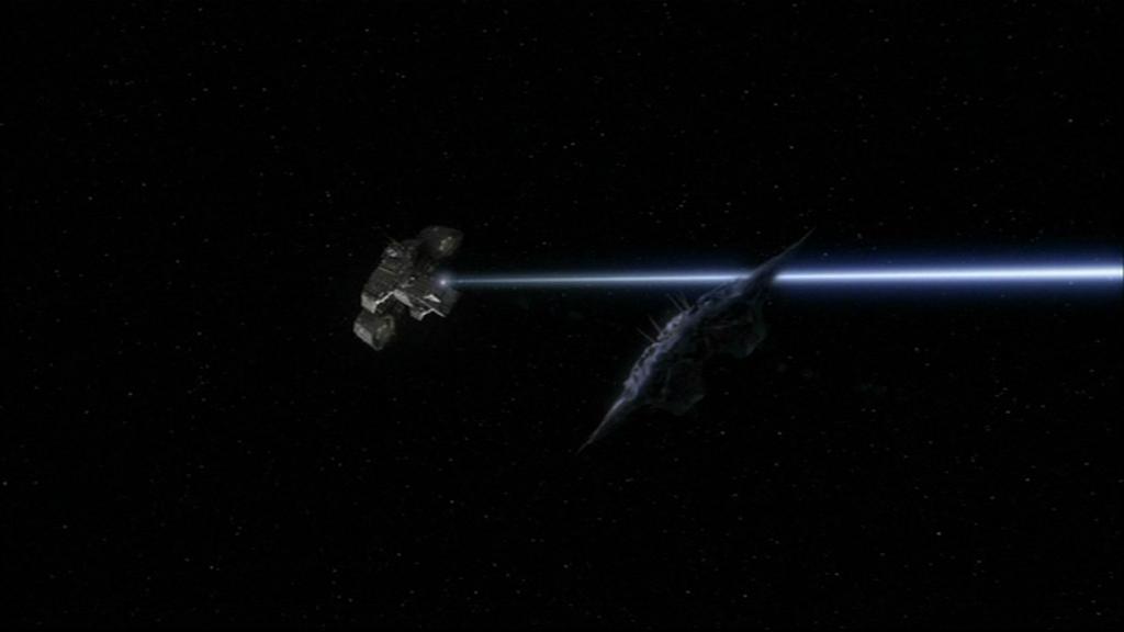 Die Daedalus beschießt einen Wraith-Kreuzer mit Asgard-Energiewaffen.