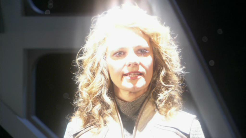 Die Antikerin bittet als Hologramm um Hilfe.
