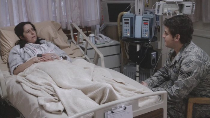 Maryann Wallace ist mit Eli im Krankenhaus.