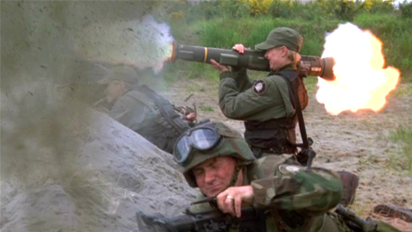 Major Carter schießt mit einer M136 AT-4 auf eine feindliche Stellung von Jaffa.