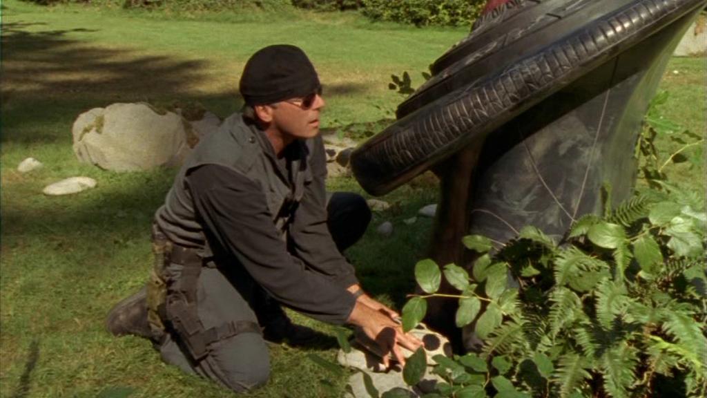 O'Neill versteckt die Personentarnvorrichtung am DHD von Planet (SG1 3x18).