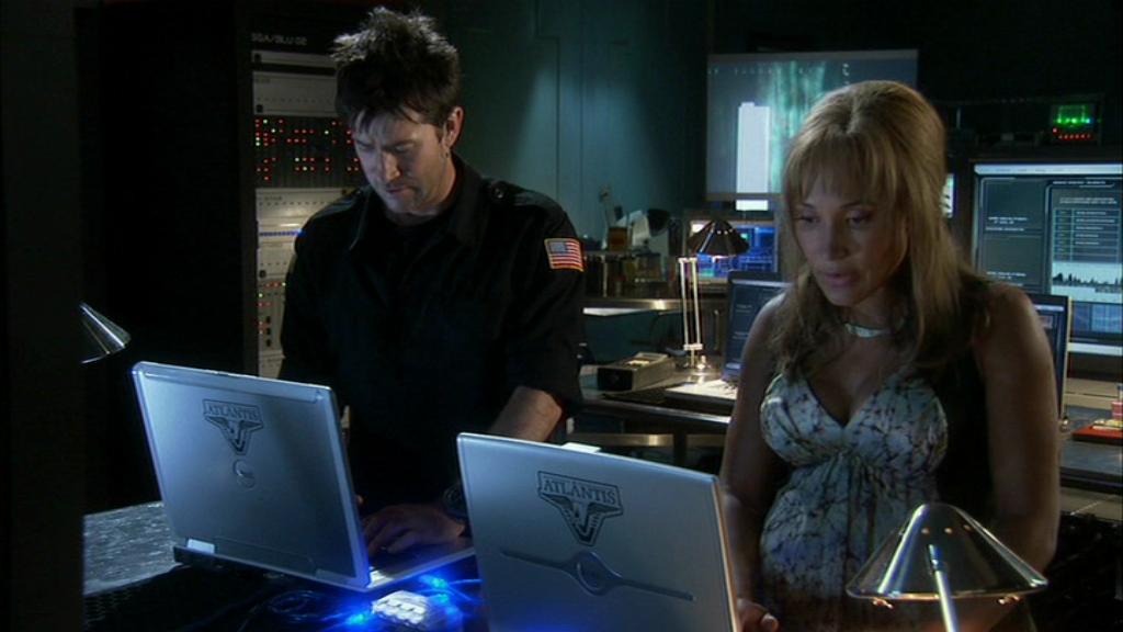 ... Teyla und Sheppard im Labor ...