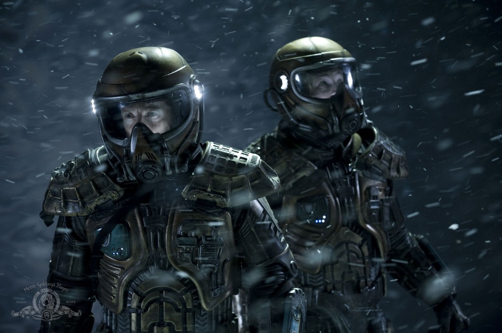 Young und Scott auf dem Planeten