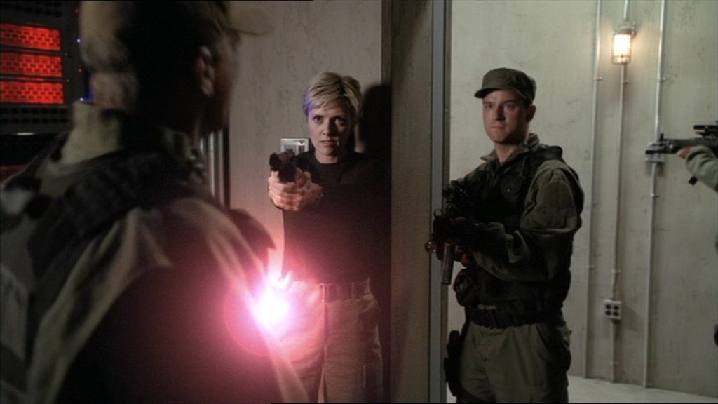 Colonel Jack O'Neill wird von Lieutenant Elliot mit einer Intar-MP5 betäubt.