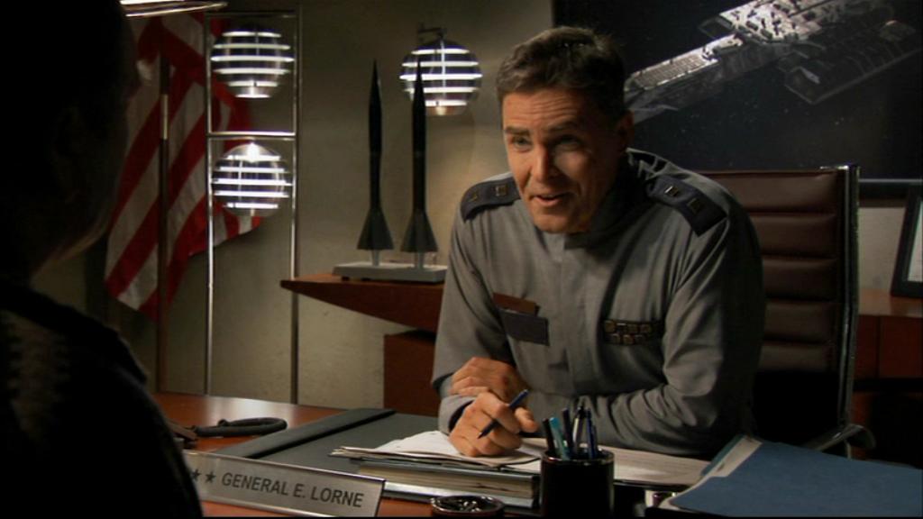 Lorne ist in einer alternativen Realität der Leiter des Stargate-Centers.