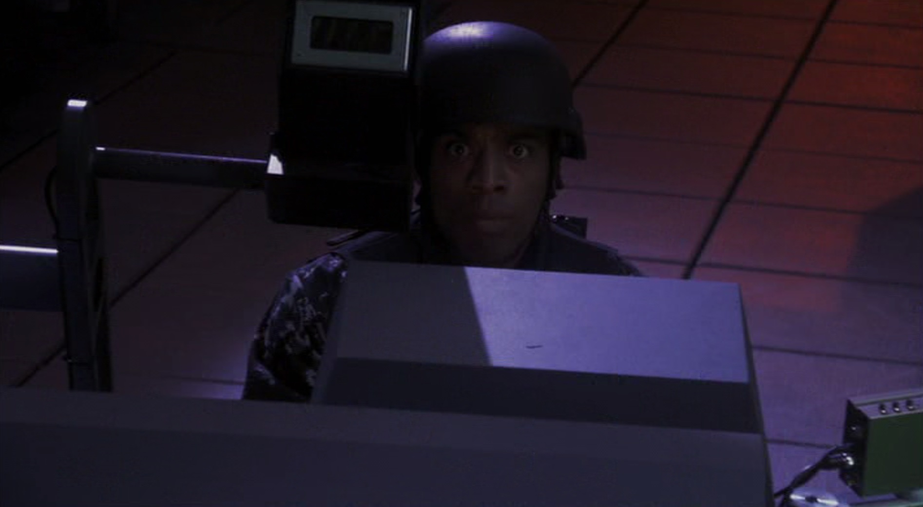 Major Ferell bedient eine Railgun.