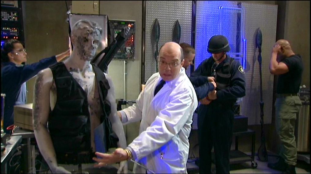 Doktor Lee legt seine neue Erfindung in eine Weste ein.