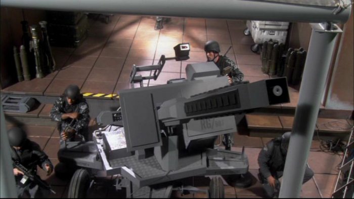 Eine Railgun wird aufgebaut.