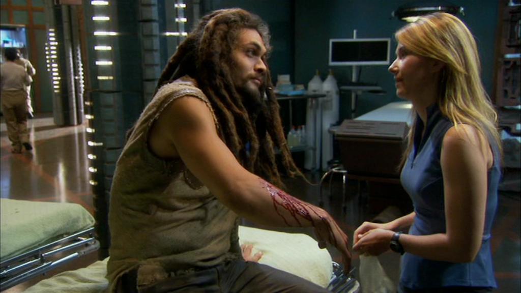 Als die Stadt verriegelt wird, ist Ronon bei Dr. Keller, ...