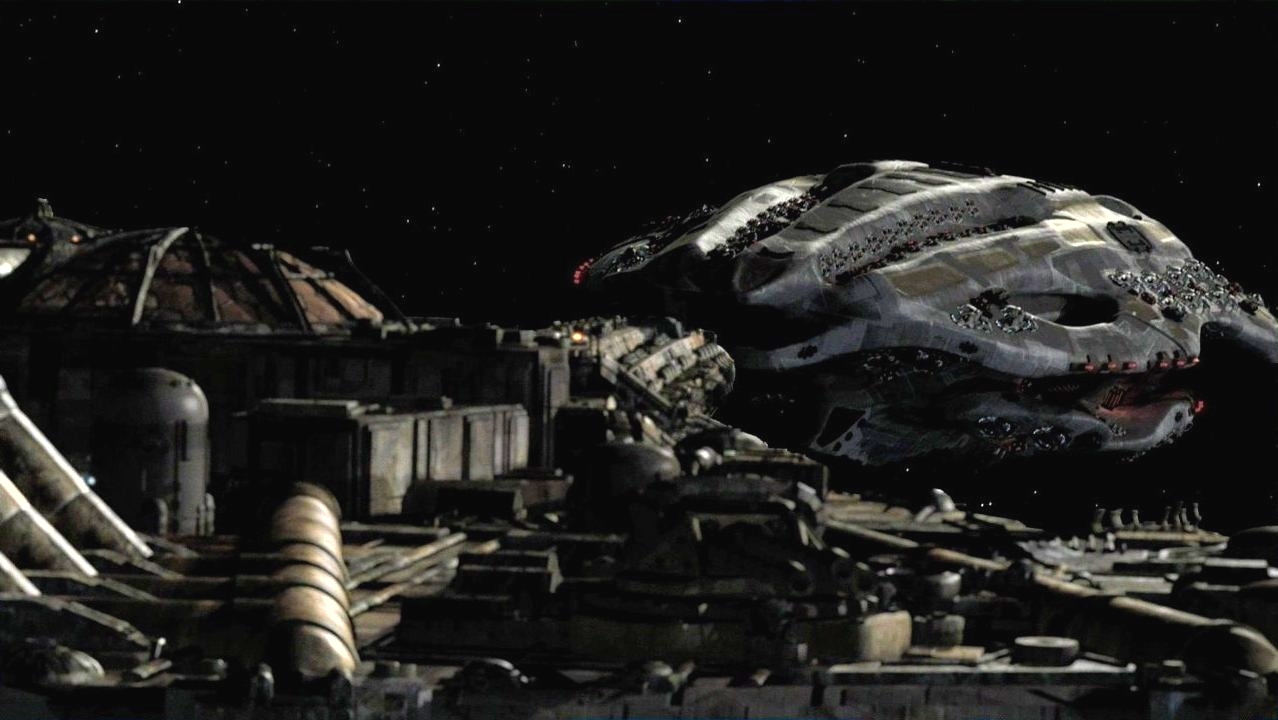 Die Destiny fällt direkt vor dem Kommandoschiff aus dem FTL.