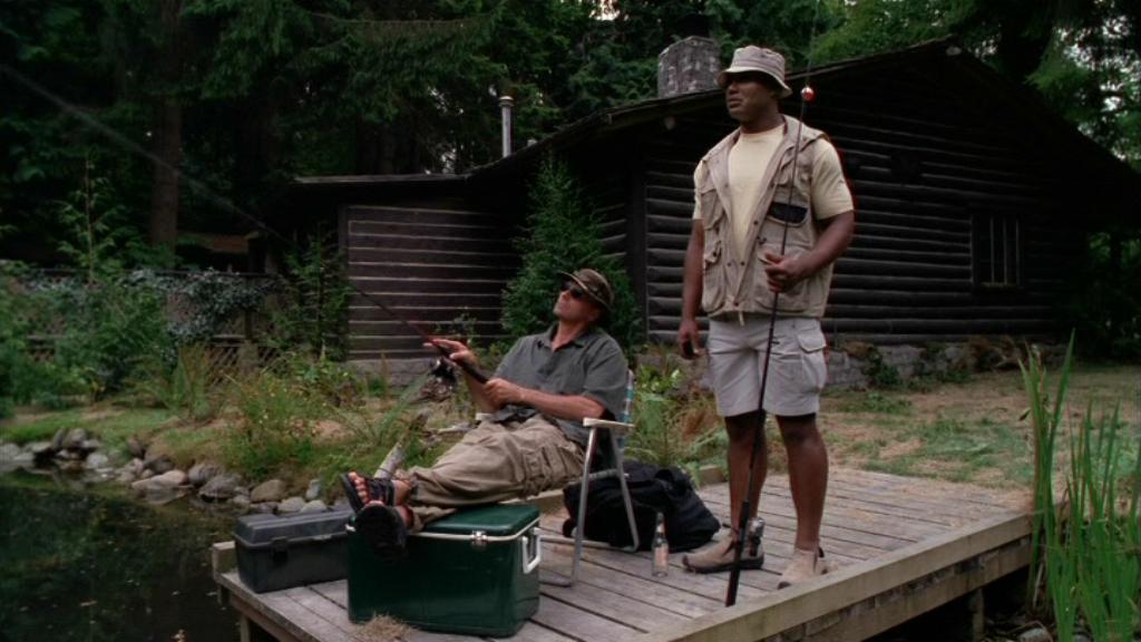 O'Neill und Teal'c angeln im See.[5]