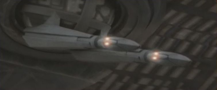 Ein Al'kesh feuert mit dem Bordgeschütz.