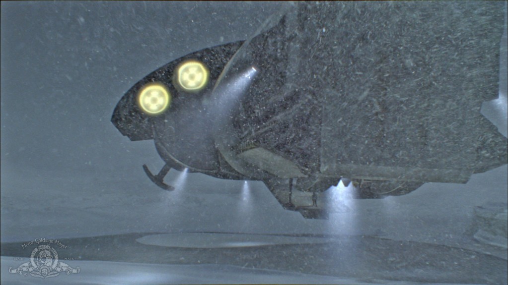 Ein Raumschiff der Pegasus-Asgard fliegt über deren Basis.