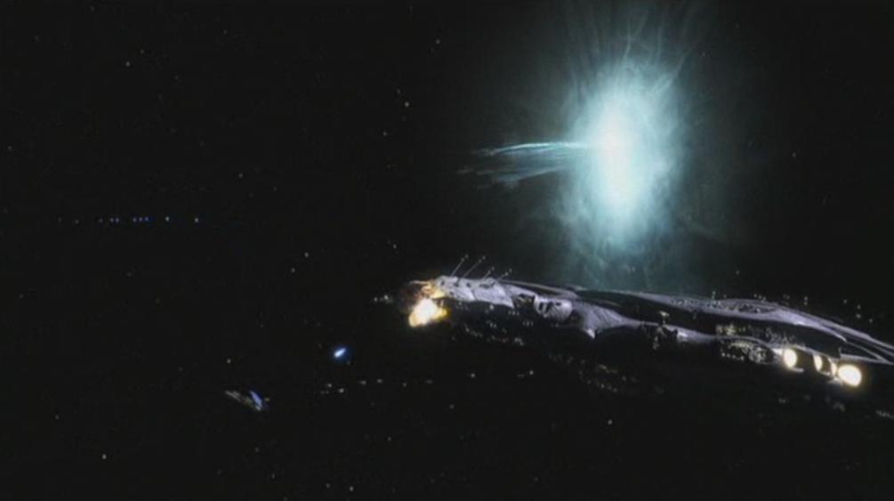 Die Daedalus beschießt das feindliche Wraithschiff, damit das verbündete entkommen kann.