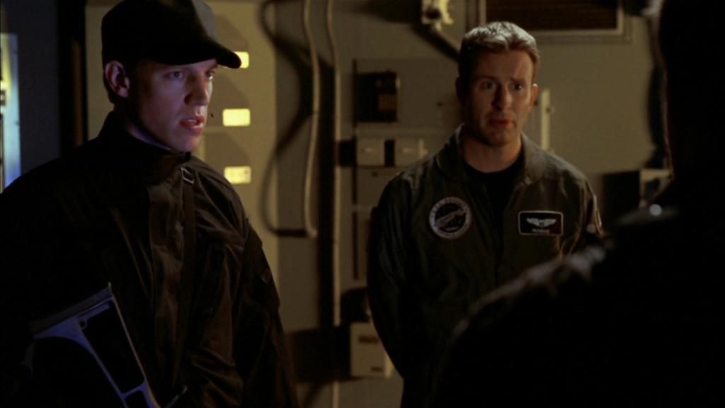Captain Binder und Major Marks und bei einer Lagebesprechung auf der Odyssey