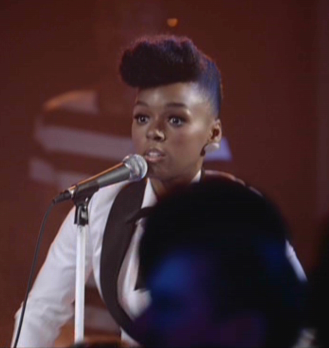 Janelle Monáe steht auf der Bühne