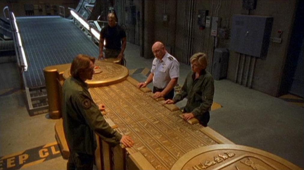 Ein Sarkophag im Torraum des Stargate-Centers