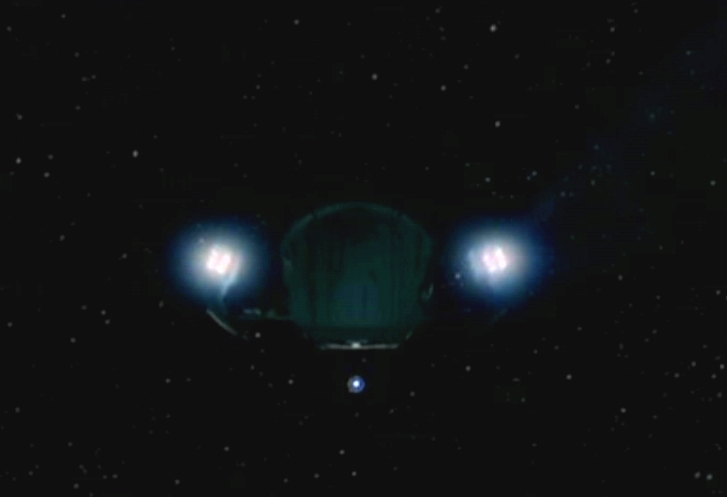 Der Jumper steuert auf ein Stargate zu.