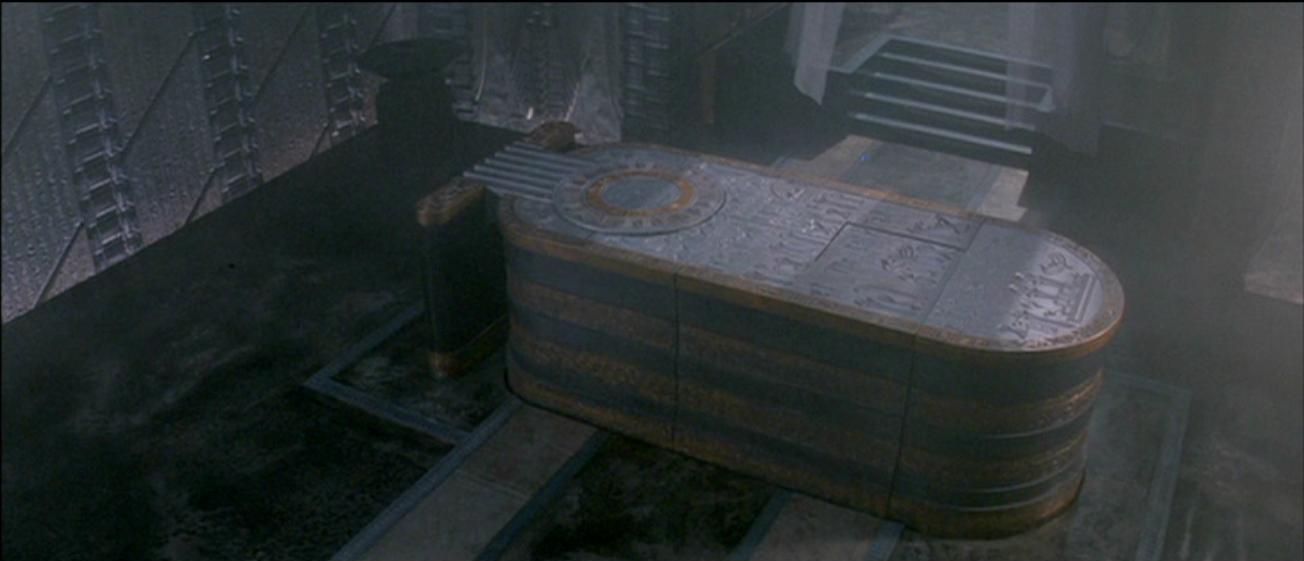 Der Sarkophag auf Ras Raumschiff.