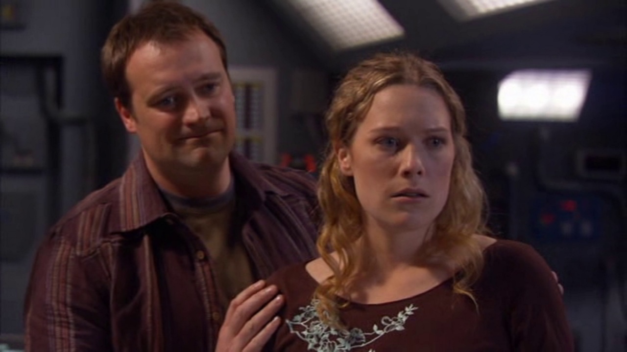 Rodney weiht Jeanie in ihre Arbeit ein
