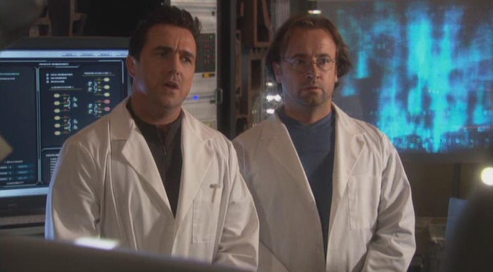 Beckett und Zelenka erläutern das Virus.