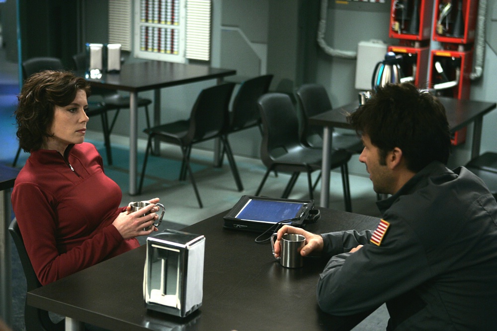 Sheppard und Weir sitzen in der Kantine der Daedalus.