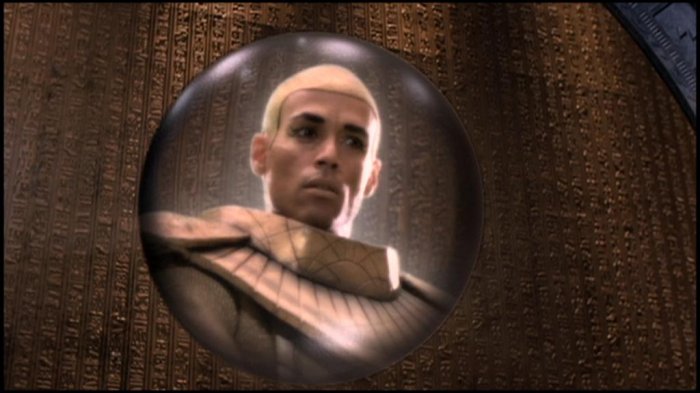 Apophis kommuniziert durch einen großen Goa'uld-Kommunikator.