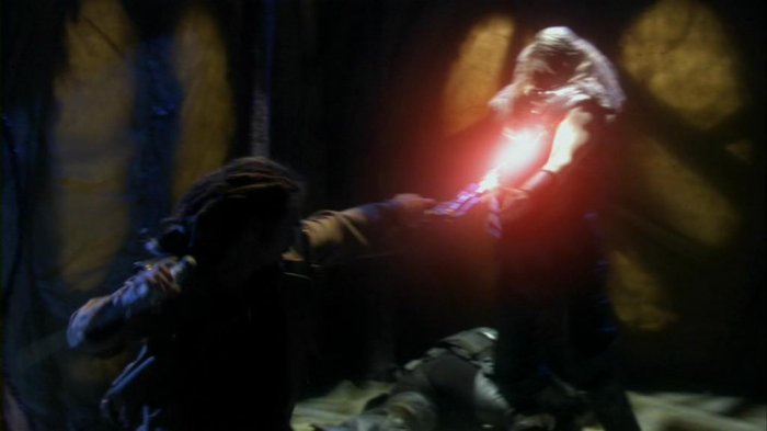 Ronon erschießt einen Wraith auf dem Basisschiff.